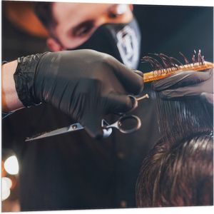 Vlag - Barbier aan het Werk in Salon - 80x80 cm Foto op Polyester Vlag
