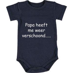 Papa heeft me weer verschoond….  Er zit nog | rompertje | vader | poep | grappig | jongen
