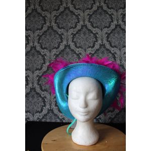 Blauwe hoed met roze boa & goggles