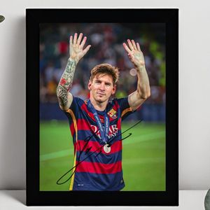 Lionel Messi Ingelijste Handtekening – 15 x 10cm In Klassiek Zwart Frame – Gedrukte handtekening – Paris Saint Germain - PSG - Voetbal - Football - FC Barcelona - Medaille - Winner