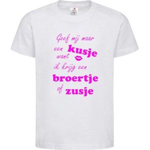 Shirt Aankondiging zwangerschap Geef mij een kusje want ik krijg een broertje of zusje | korte mouw | wit/fluor pink | maat 122/128 zwangerschap aankondiging bekendmaking