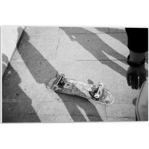 Forex - Omgevallen Skateboard (zwart/wit) - 60x40cm Foto op Forex