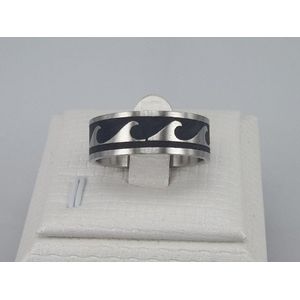 Edelstaal ring zilver kleur met mat zwart golven coating motief, maat 17. Deze ring is zowel geschikt voor dame of heer.