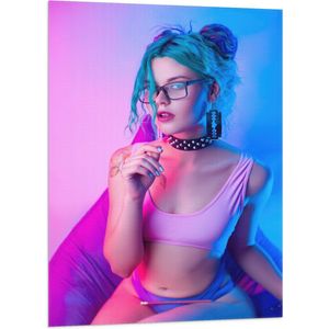 Vlag - Vrouw in Bikini bij Paars met Blauw Licht - 70x105 cm Foto op Polyester Vlag