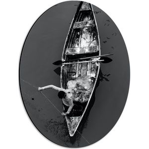 Dibond Ovaal - Bovenaanzicht van Visser in Houten Bootje ter Watert (Zwart-wit) - 30x40 cm Foto op Ovaal (Met Ophangsysteem)