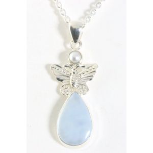 Zilveren hanger met blauwe opaal, vlinder en parel aan ketting