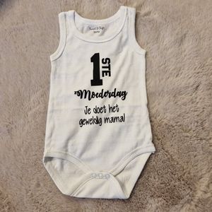 Rompertje baby tekst cadeau eerste moederdag | eerste moederdag je doet het geweldig mama wit zwart | maat 50-56