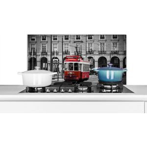 Spatscherm keuken 80x40 cm - Kookplaat achterwand Zwart-wit foto met een rode tram - Muurbeschermer - Spatwand fornuis - Hoogwaardig aluminium