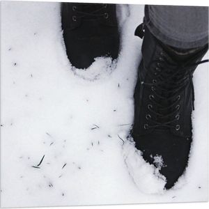 Vlag - Zwarte Laarzen in de Sneeuw - 80x80 cm Foto op Polyester Vlag