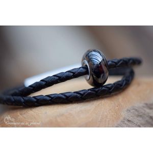 Crematie-as glasbedel karamel bruin en zwart aan unisex lederen armband voor Heren én Dames-Wordt op maat gemaakt-Hoge kwaliteit leer 4mm rond én het mooiste kwaliteit glas wordt hiervoor gebruikt!-Lederen armband én crematie-as glaskraal-urn-Sieraad