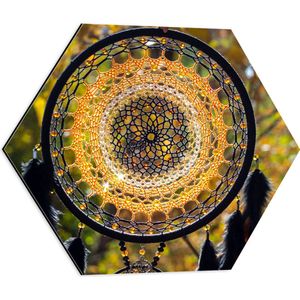 Dibond Hexagon - Handgemaakte Blauwmet Gele Dromenvanger Hangend in Bos - 50x43.5 cm Foto op Hexagon (Met Ophangsysteem)