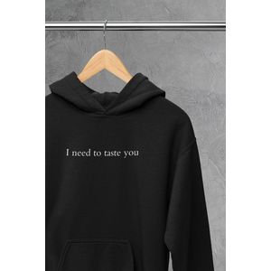 Hoodie - I need to taste you - Wurban Wear | Grappige hoodie | Leuk cadeau | Unisex hoodie | Meme | Meme kleding | Viespeuk | Grappige kleding | Grappige trui | Dubbelzinnige kleding | Zwart