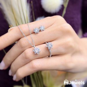OZ Jewels Zilveren Ketting- Oorbellen- en Ring set met Zirkonium - Accessoires - Liefdessieraden - Love Ketting ,Ring en Oorbellen - Dames - Valentijnsdag - Cadeau - Moederdag - Sieraden Dames - In mooie geschenkverpakking