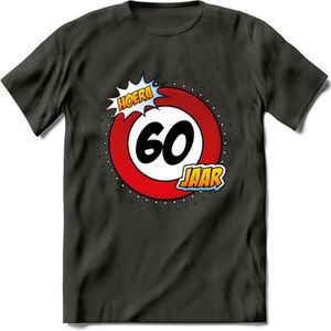 60 Jaar Hoera Verkeersbord T-Shirt | Grappig Verjaardag Cadeau | Dames - Heren | - Donker Grijs - XXL