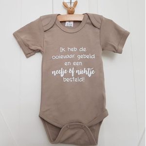 romper baby tekst zwangerschaps aankondiging ik heb de ooievaar gebeld en een nichtje of neefje besteld beige korte mouw jongen of meisje maat 50-56