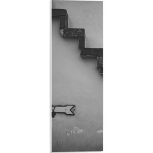 PVC Schuimplaat- Trap voor Witte Muur in het Zwart- wit met Bordje Exit - 20x60 cm Foto op PVC Schuimplaat