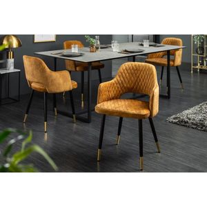 Moderne stoel mosterdgeel met decoratieve quilten en gouden voetdoppen