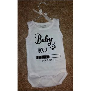 Bedrukt rompertje met tekst Baby is Loading 2024, Rompertje, Baby, Babyshower, Aankondiging zwanger, Zwanger, Rompertje zonder mouw