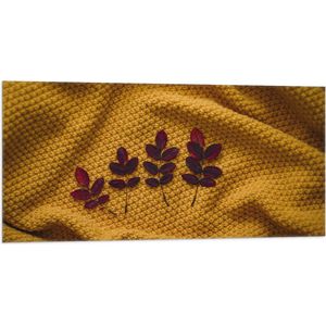 Vlag - Kleine Rode Blaadjes van Plant op Okergeel Deken - 100x50 cm Foto op Polyester Vlag