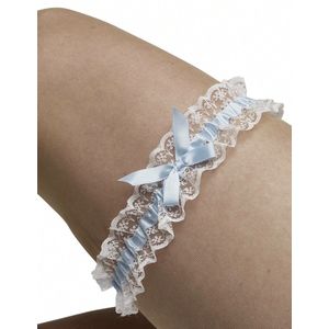 Bruidsaccessoire - kousenband van fijne witte kant versierd met een stoffen babyblauw strikje