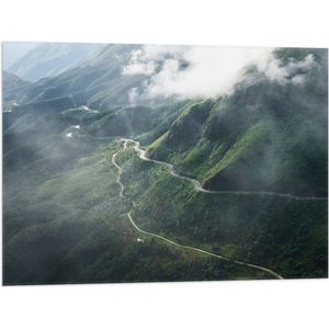WallClassics - Vlag - Smalle Bergweggetjes in Wolken op Donkergroen Kleurige Berg - 80x60 cm Foto op Polyester Vlag