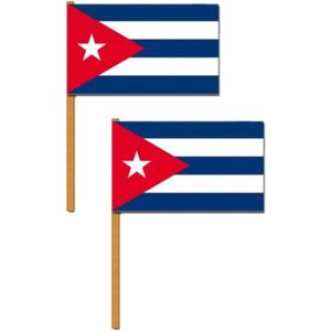 Set van 2x stuks luxe hand zwaaivlag Cuba 30 x 45 cm op houten stok - Feestartikelen/versieringen
