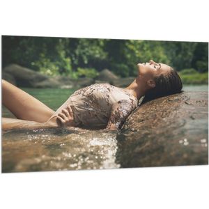 Vlag - Poserende Vrouw in Glitter Zwemkleding in Rivier - 150x100 cm Foto op Polyester Vlag