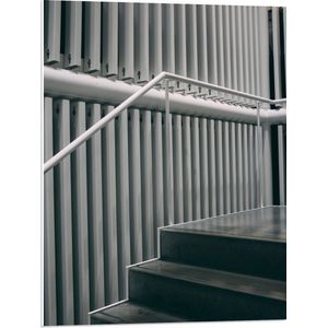 PVC Schuimplaat- Metalen Trap met Witte Leuning langs Gestreepte Muur - 60x80 cm Foto op PVC Schuimplaat