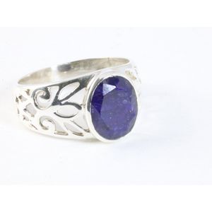 Opengewerkte zilveren ring met blauwe saffier - maat 20