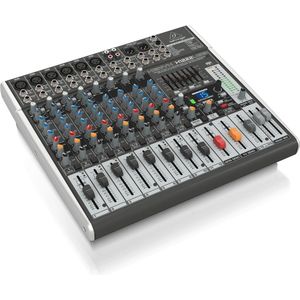 Analoge mixer met Fantoomaangedreven Voorversterkers en FX-Processor