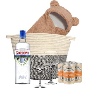 Gordon's Gin Tonic alcoholvrij cadeaupakket voor Babyshower met teddy beer rompertje, Fentimans tonic, glazen in een grote mand