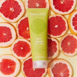 Human&Kind Grapefruit Zest Body Wash - Voordeelverpakking 2 stuks - Verfrissende Vegan Bodywash - Stralende, zachte en hydraterende Huid - Energiek en Verfrissend gevoel - Duurzame natuurlijke tube gemaakt van suikerriet (250ml)