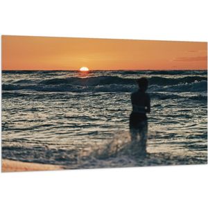 Vlag - Silhouet van Vrouw in de Wilde Zee tijdens Zonsopkomst - 150x100 cm Foto op Polyester Vlag
