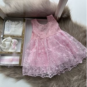 luxe feestjurk-bruidsjurk-Baby jurk-doopjurk -dooppakje-roze jurk-onderhemd-haarband-schoentjes-new born-geschenkenset -geschenkdoos-kraamcadeau-fotoshoot -4 delige set-bloemenmotief-tule jurk met strik-maat 56/62(0 tem 4 maanden)