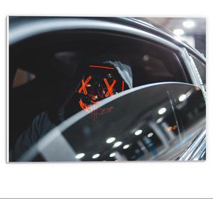 Forex - Masker met Rood in de Auto - 40x30cm Foto op Forex