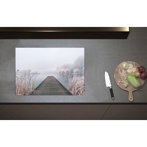 Inductieplaat Beschermer - Meer in de Winter met Houten Steiger - 70x52 cm - 2 mm Dik - Inductie Beschermer van Vinyl