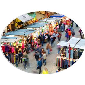 PVC Schuimplaat Ovaal - Markt - Mensen - Kraampjes - Kleren - 68x51 cm Foto op Ovaal (Met Ophangsysteem)