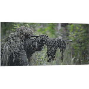Vlag - Soldaat in Camouflage Kleding met Geweer in Handen - 100x50 cm Foto op Polyester Vlag
