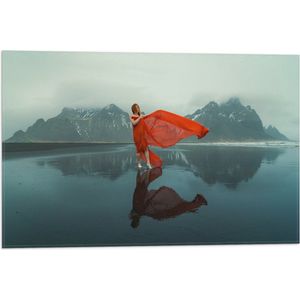 Vlag - Vrouw in Sierlijk Rode Jurk Dansend op het IJs in Berglandschap - 60x40 cm Foto op Polyester Vlag