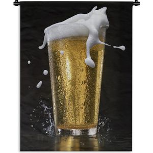 Wandkleed Bier - Heerlijk biertje op een zwarte achtergrond Wandkleed katoen 120x160 cm - Wandtapijt met foto XXL / Groot formaat!