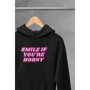 Hoodie - Smile if youre horny - Wurban Wear | Grappige hoodie | Leuk cadeau | Unisex hoodie | Meme | Meme kleding | Viespeuk | Grappige kleding | Grappige trui | Dubbelzinnige kleding | Wit & Zwart