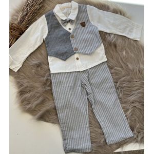 luxe drie delige katoenen set- hemd, broek, vastgenaaide gilet,vlinderdas- linnen/katoenmix-lichtblauw-grijsblauw-feestoutfit-bruiloft-fotoshoot-verjaardag-doopsel-1 jaar