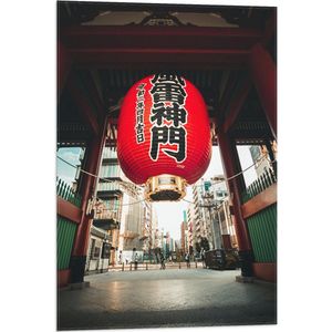 Vlag - Mega Rode Lampion met Chinese Tekens in Grote Stad - 50x75 cm Foto op Polyester Vlag