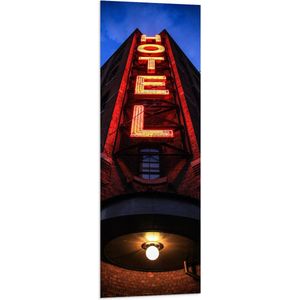 Vlag - Hotel met Rode Neon Letters - 40x120 cm Foto op Polyester Vlag