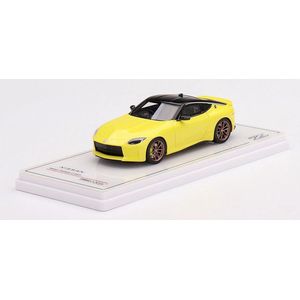 De 1:43 Diecast Modelauto van de Nissan Fairlady Z Proto Spec Ikazuchi van 2023 in geel. De fabrikant van het schaalmodel is Truescale Miniatures. Dit model is alleen online verkrijgbaar.