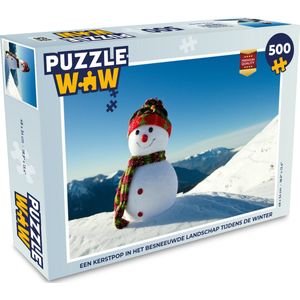 Puzzel Een kerstpop in het besneeuwde landschap tijdens de winter - Legpuzzel - Puzzel 500 stukjes - Kerst - Cadeau - Kerstcadeau voor mannen, vrouwen en kinderen