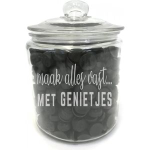 Snoeppot/voorraadpot met tekst gravure QUOTE: MAAK ALLES VAST MET GENIETJES. Zonder drop. Cadeau-bruiloft-trouwdag-samenwonen. De snoeppot/voorraadpot is gemaakt van dik sterk glas. Het formaat is 21cm incl. deksel, 13,5cm doorsnede, inhoud 2 liter.