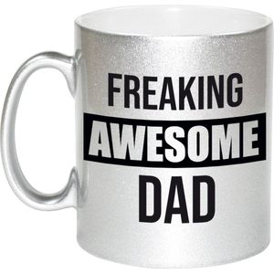 Papa cadeau mok / beker met tekst freaking awesome dad - zilver - kado mokken / bekers - cadeau vader