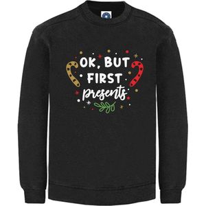 Kerst sweater - OK BUT FIRST THE PRESENTS - kersttrui - zwart - Medium - Unisex