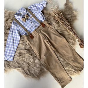 luxe vierdelige katoenen set-4 delig kinderpak- wit blauw geruit overhemd, verstelbare bretels en vlinderdas- kostuumbroek (beige), feestoutfit-bruiloft-fotoshoot-verjaardag- 3 jaar